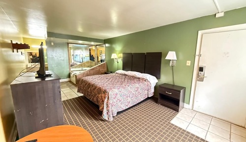 Deluxe Single Room, 1 King Bed, Smoking, Hot Tub