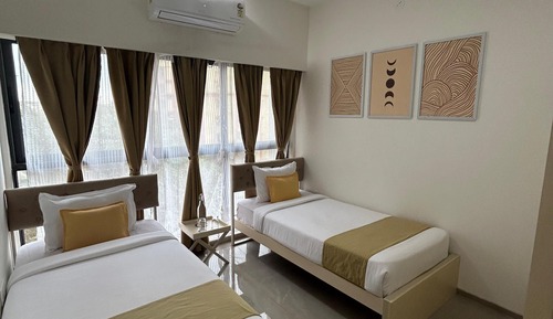 Deluxe Twin (Private, non-attached washroom) in a 2BHK apartment