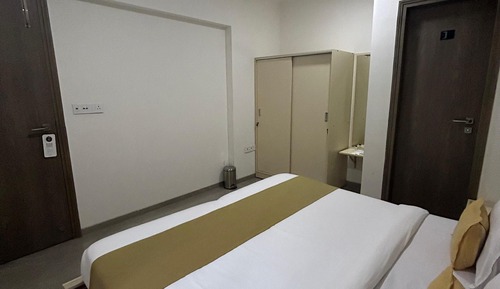 Deluxe Queen (Private, non-attached washroom)