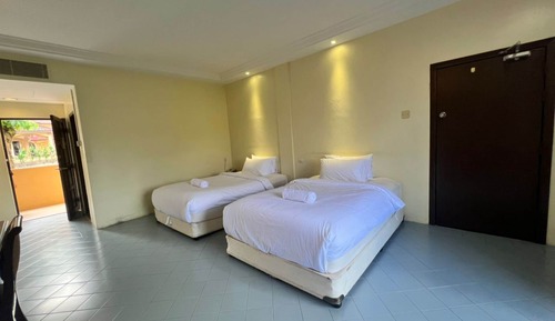Deluxe Twin - With Balcony