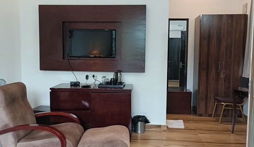 Deluxe Double Room, 1 King Bed, Patio, Garden View