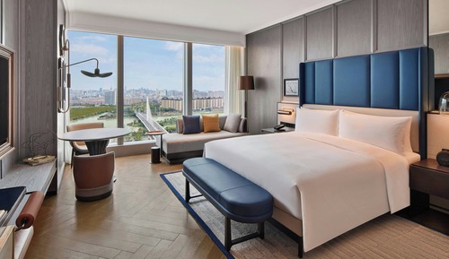 Deluxe Room, 1 King Bed, Canal View