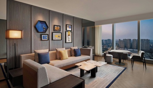 Deluxe Suite, 1 King Bed, Canal View