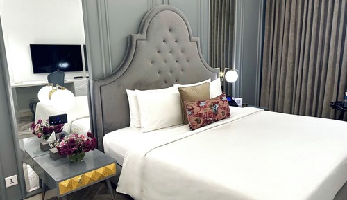Deluxe Room, 1 Queen Bed, Private Bathroom, City View