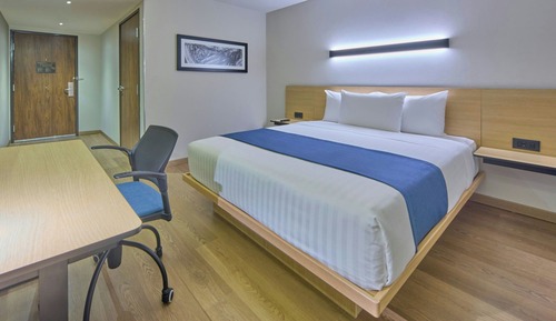Standard Room, 1 Queen Bed, City View
