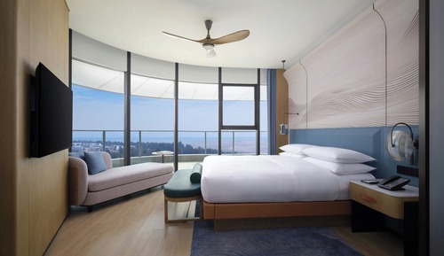 Deluxe Suite, 1 King Bed, Balcony, Ocean View