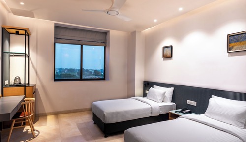 Comfort Room, 2 Twin Beds, Private Bathroom, Canal View