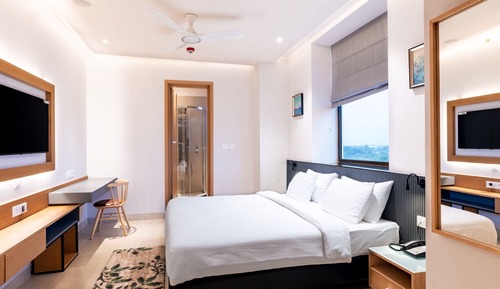 Deluxe Room, 1 King Bed, Private Bathroom, Canal View