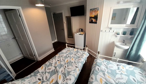 Basic Triple Room, Ensuite