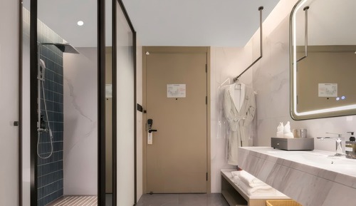 Comfort Room, City View