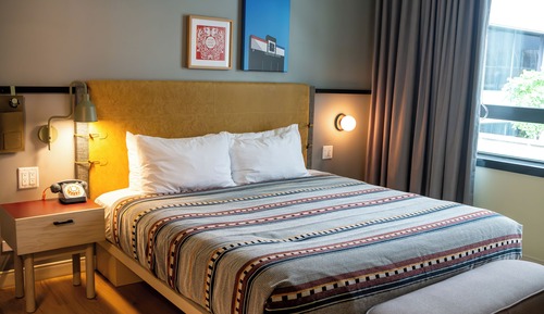 Room, 1 King Bed, Non Smoking (Mobility/Hearing Access, Roll-in Shwr)