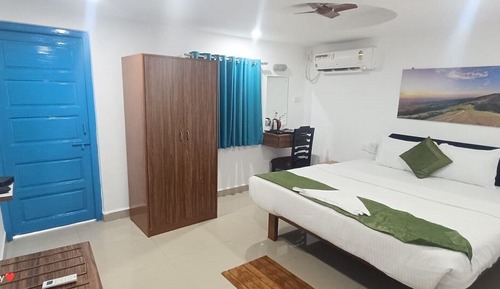 Deluxe Room - Palm Breeze View