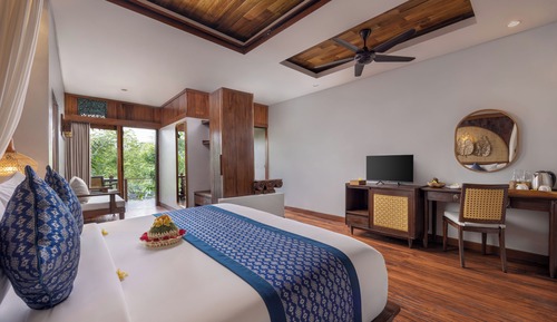 Honeymooner Rain Forest Deluxe Bathtub with Free Minibar