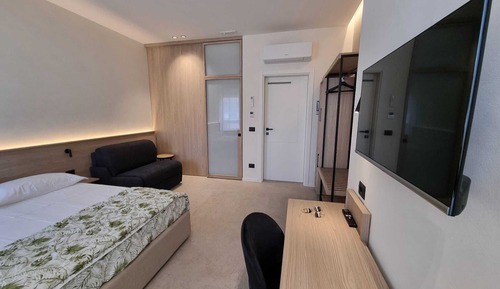 Deluxe Triple Room, Private Bathroom