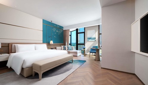 Deluxe Room, 1 King Bed, Lake View