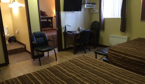 Family Room (basement), 2 Queen Beds and 1 Double Bed