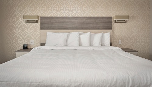 Basic Room, 1 King Bed (UNIT G)
