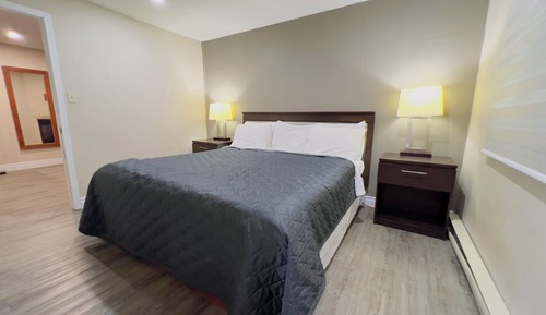 Cottage with King Bed and Kitchenette