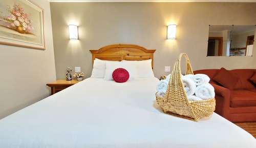 Suite, 1 Queen Bed with Sofa bed, Non Smoking