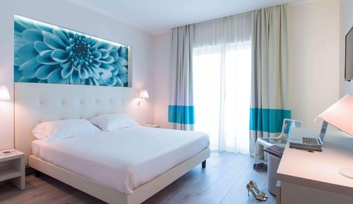 Deluxe Room (Park and Pool View)
