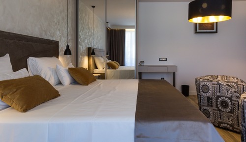 Deluxe Double Room, 1 King Bed, Pool View