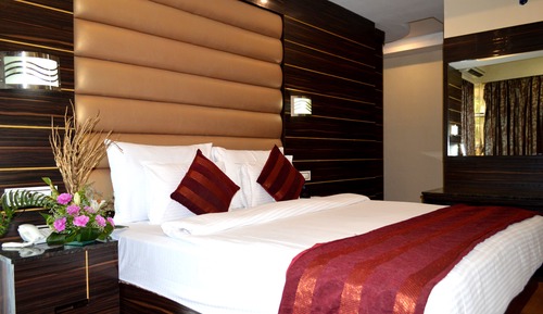 Grandeur Honeymoon Fantasy with Bathtub