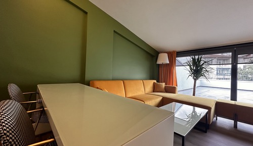 1 bedroom, 1 lounge with kitchen and terrace