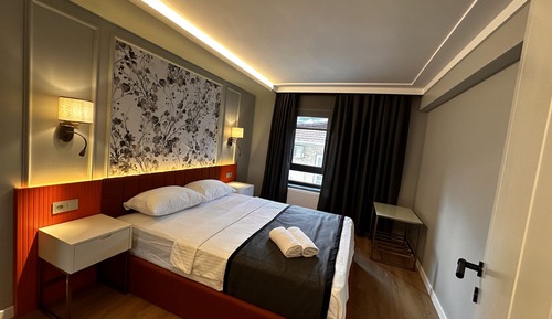1 room, 1 lounge with kitchen