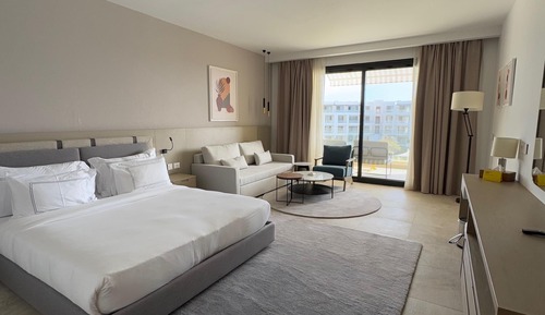 Deluxe Room Pool View King Size Bed