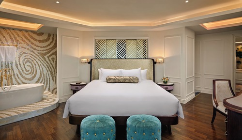 Deluxe Suite King with Executive Lounge Access