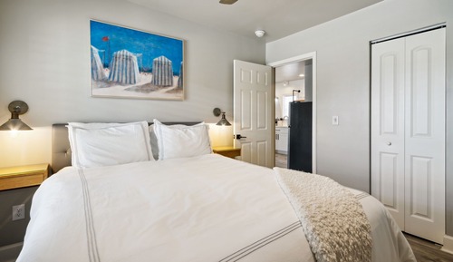 Luxury Condo, 1 Queen Bed with Sofa bed, Kitchen, Beachside