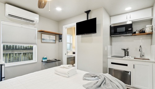 Luxury Studio, 1 Queen Bed, Kitchenette, Beachside