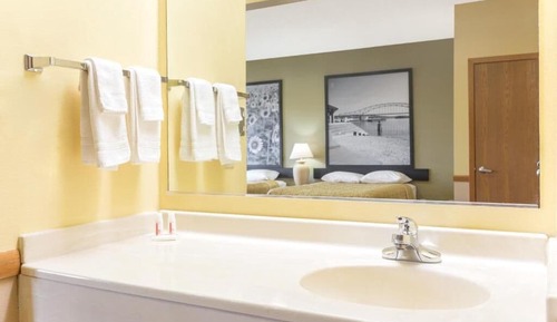 Honeymoon Suite