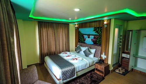 Deluxe Room, 1 King Bed, Smoking, Mountain View