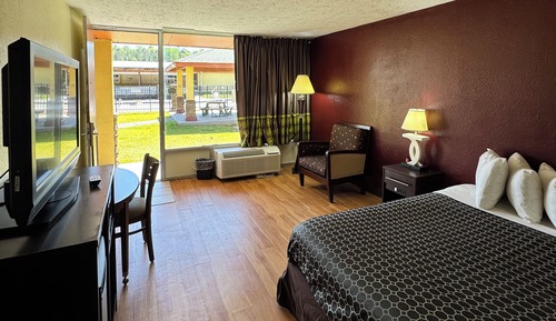 Room, 1 King Bed, Smoking
