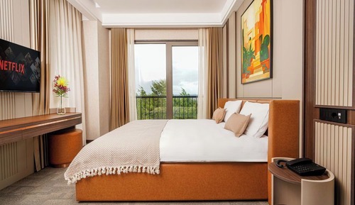 Corner Room, Non Smoking, Sea and Mountain View.