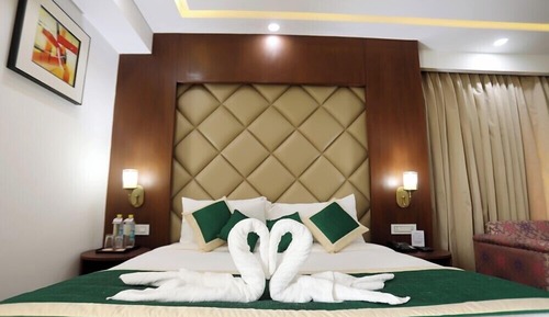 Elite Suite, 1 King Bed, Mountain View