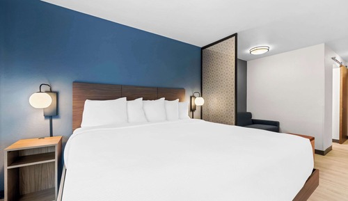 Suite, 1 King Bed, Accessible, Non Smoking (Accessible Tub)