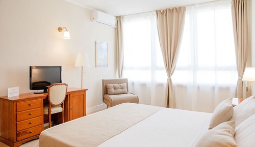 Panoramic Quadruple Room, Hill View