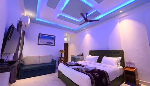 Luxury Room, 1 King Bed with Sofa bed, Balcony, Garden View