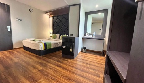 Suite, City View