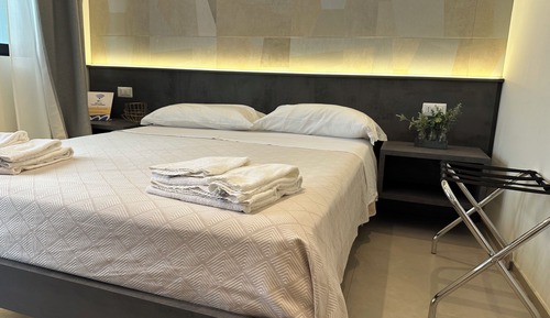 Luxury Room, 1 Queen Bed, Private Bathroom, Ground Floor