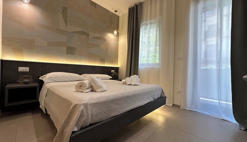 Deluxe Room, 1 Queen Bed, Private Bathroom