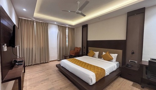 Standard Suite, 1 King Bed, Smoking, Annex Building