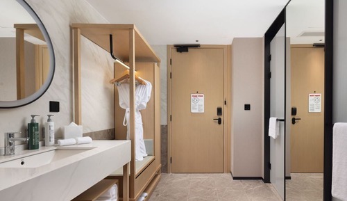 Room, 1 King Bed, Mountain View