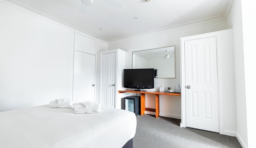 Double Room, 1 Queen Bed, Shared Bathroom