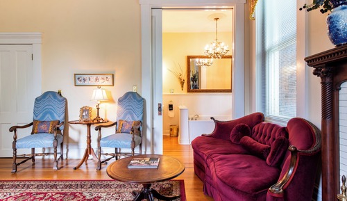 Deluxe Suite, 1 King Bed, Non Smoking, Private Bathroom