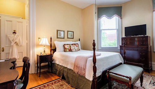 Deluxe Room, 1 Queen Bed, Non Smoking, Private Bathroom