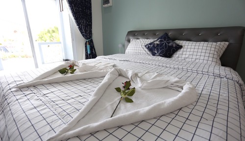 Basic Room, 1 King Bed, Private Bathroom, Pool View