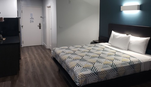 Standard Room, 1 Queen Bed, Non Smoking, Refrigerator & Microwave